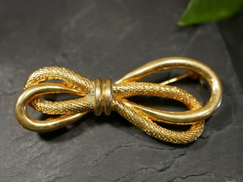 Große goldfarbene brosche - große,