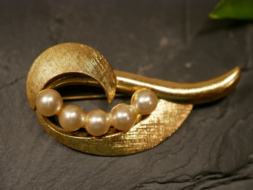 Elegante goldfarbene brosche - goldfarbene,